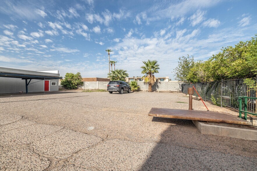 More Photos Of 2423 W Campbell Ave, Phoenix Warehouse For Lease