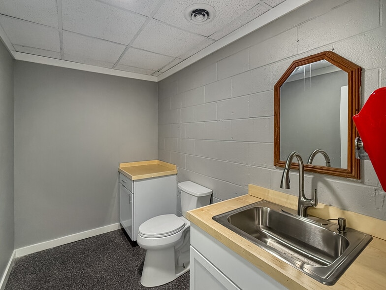 More Photos Of 3940 Dixon St, Des Moines Service For Lease