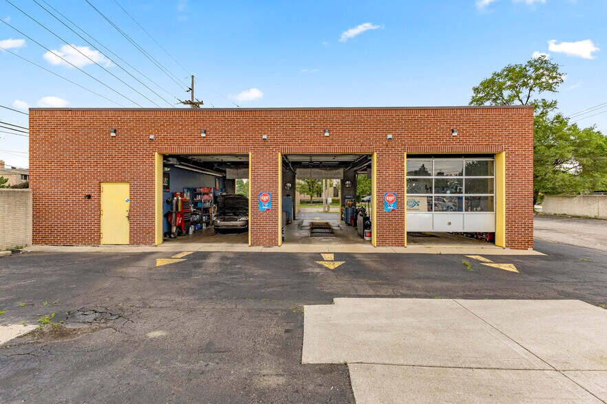 More Photos Of 8332 E 12 Mile Rd, Warren Service Station For Sale