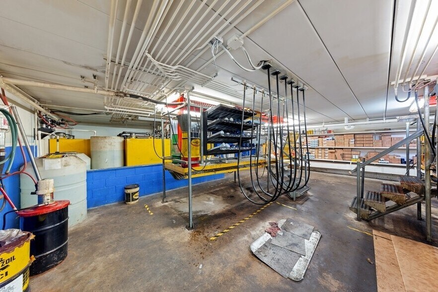 More Photos Of 18 W Merchants Dr, Montgomery Auto Repair For Sale