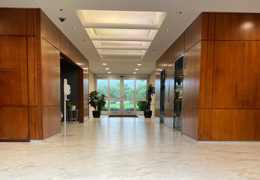 More Photos Of 100 Paramount Dr, Sarasota Office For Sale