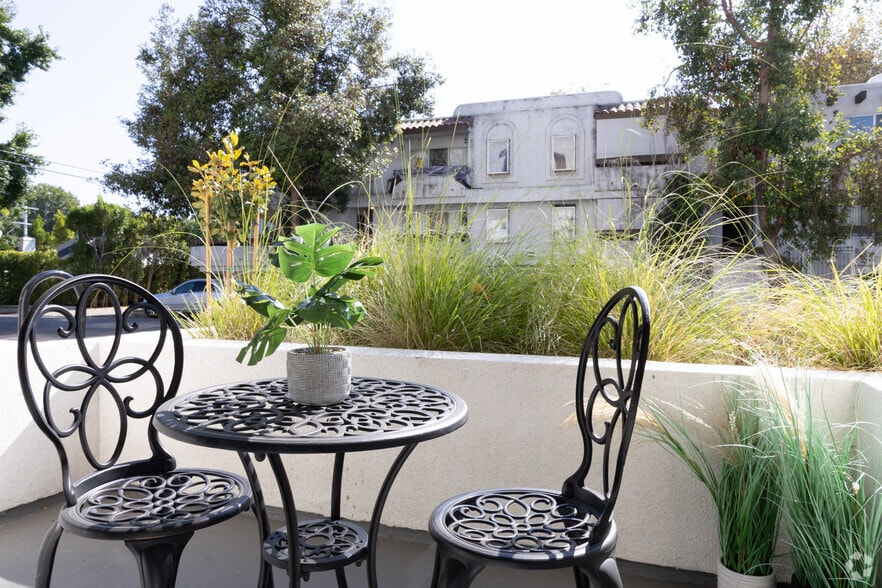 More Photos Of 10555 Bloomfield St, Toluca Lake Apartments For Sale