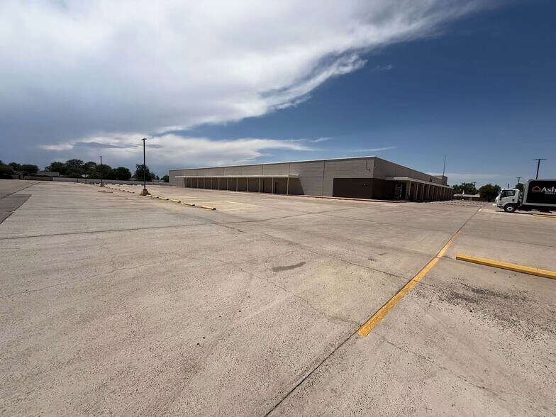 More Photos Of 1000 S Main St, Roswell Freestanding For Sale