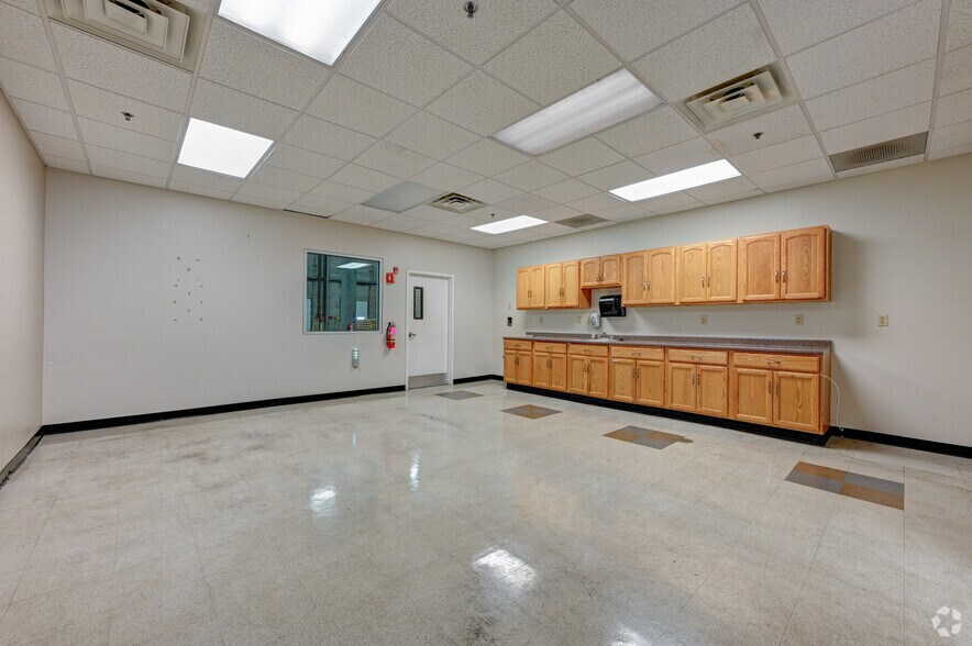 More Photos Of 45 Turner Dr, Middletown Warehouse For Lease