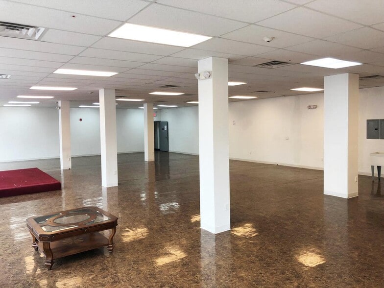 More Photos Of 2-14 Branford Pl, Newark Storefront Retail Office For Lease