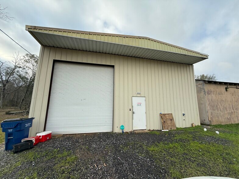 More Photos Of 4915 Belmont St, Beaumont Warehouse For Lease