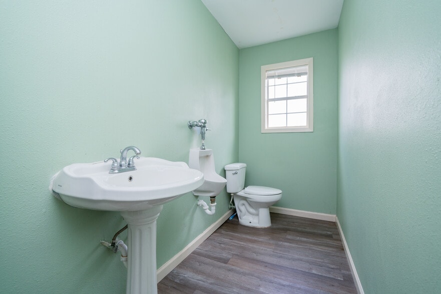 More Photos Of 1505 E Marshall Ave, Longview Medical For Sale