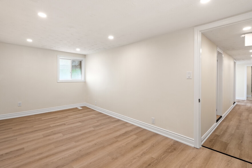 More Photos Of 5829 Ferry St, Niagara Falls Flex For Sale