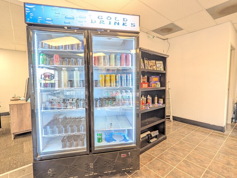 More Photos Of 33490 Lexington Ave, De Soto General Retail For Lease