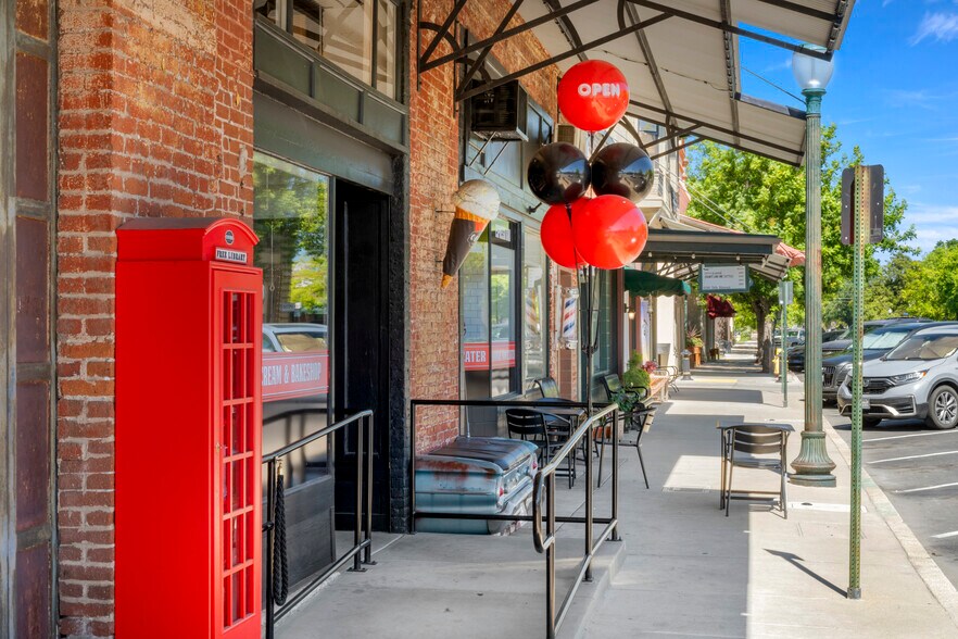 More Photos Of 505-678 Lincoln Blvd, Lincoln Storefront For Sale