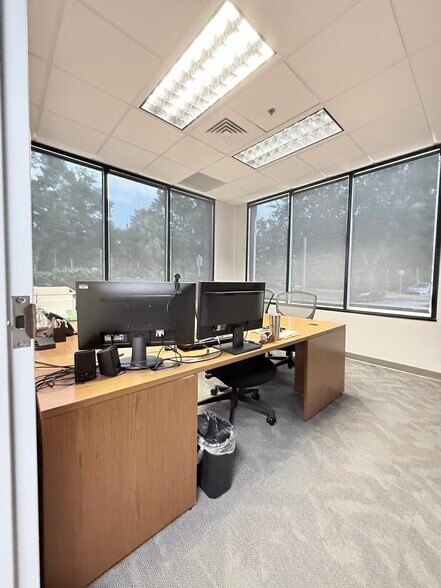 More Photos Of 4620 Woodland Corporate Blvd, Tampa Office For Sale