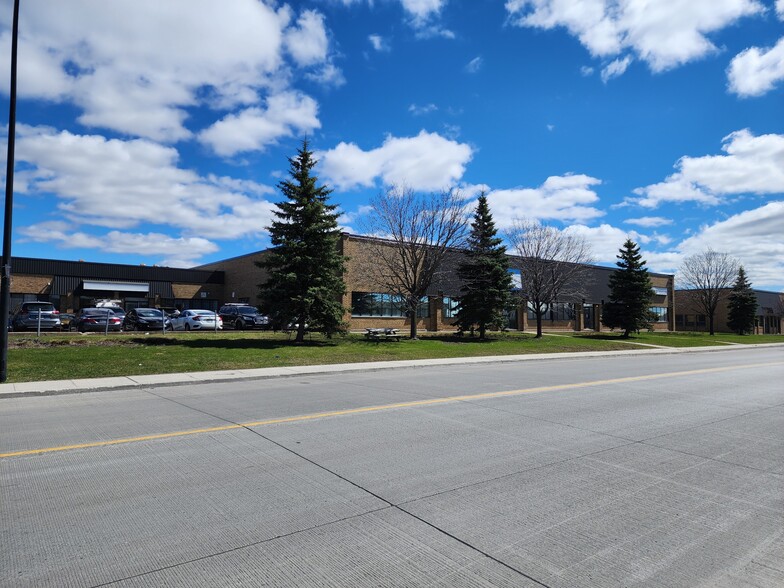 More Photos Of 127-155 Montée de Liesse, Montréal Warehouse For Lease