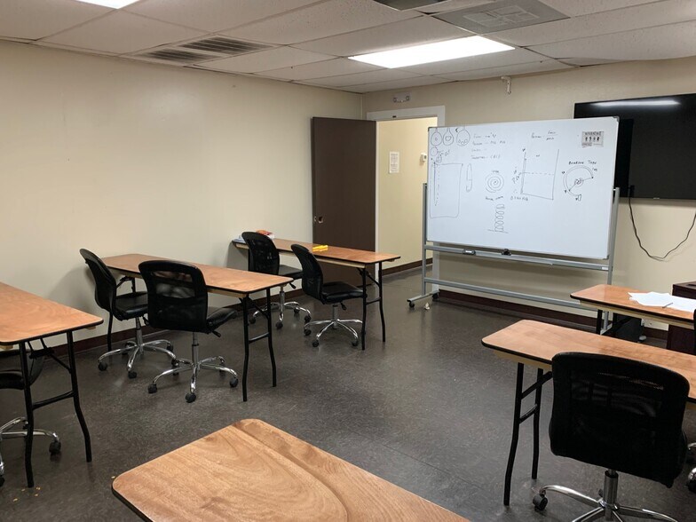 More Photos Of 1301 Memorial Dr, Baytown Warehouse For Sale