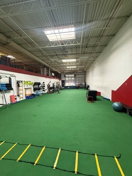 More Photos Of 51 E Plainfield Rd, Countryside Warehouse For Lease