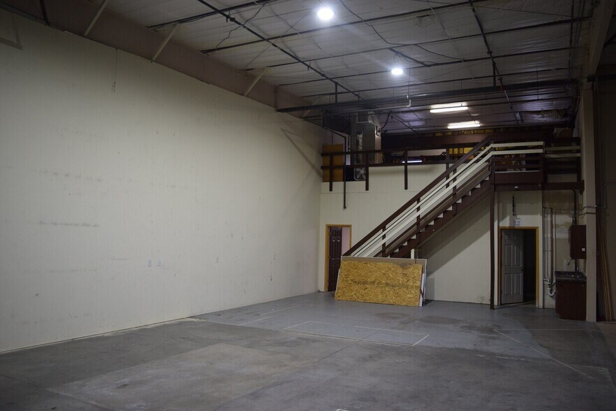 More Photos Of 520-536 W 66th St, Loveland Light Manufacturing For Sale
