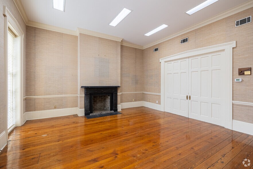 More Photos Of 120-124 W Liberty St, Savannah Office Residential For Sale