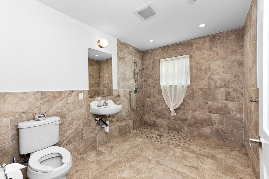 More Photos Of 1512 W Koenig Ln, Austin Office For Sale