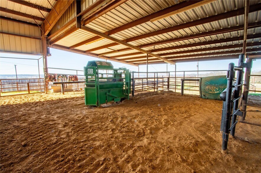 More Photos Of 7206 S FM 51, Boyd Veterinarian Kennel For Sale