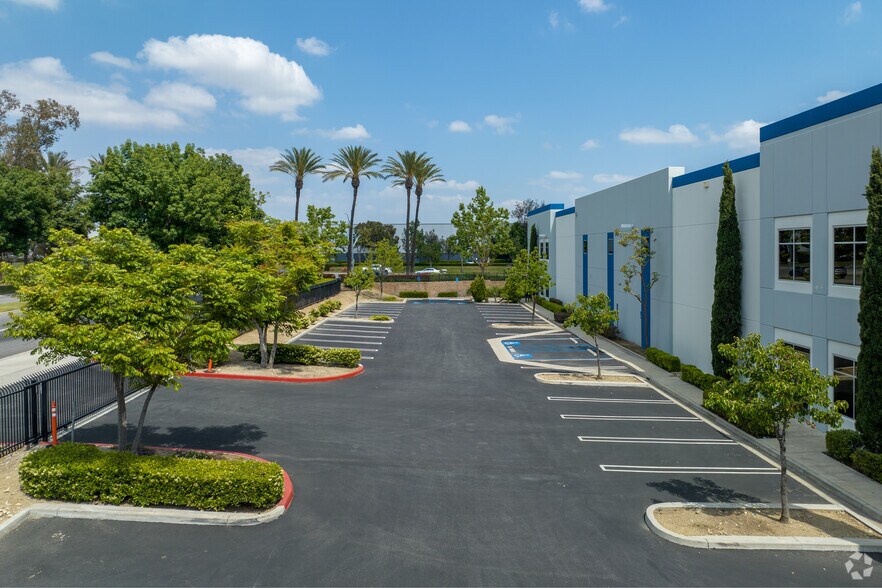 More Photos Of 7580 Cherry Ave, Fontana Warehouse For Lease
