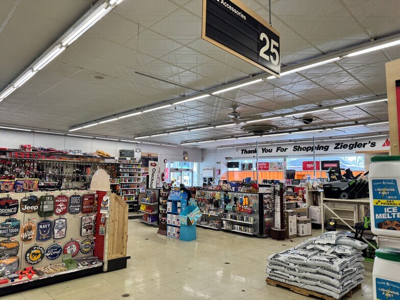 More Photos Of 1158 Lillian St, Elgin General Retail For Sale