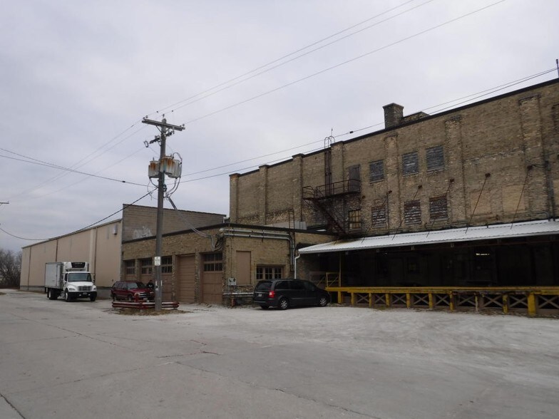 More Photos Of 1306-1310 Clark St, Manitowoc Distribution For Sale