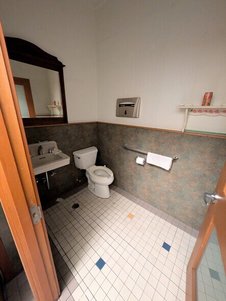 More Photos Of 894 Queen St, Honolulu Storefront Retail Office For Lease