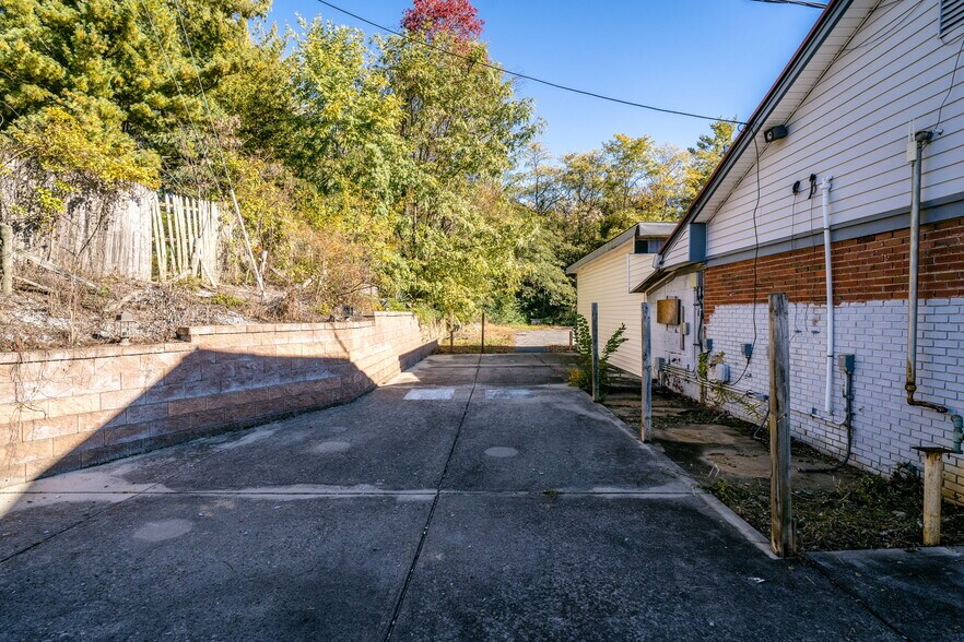 More Photos Of 2323 W Main St, Waynesboro General Retail For Sale