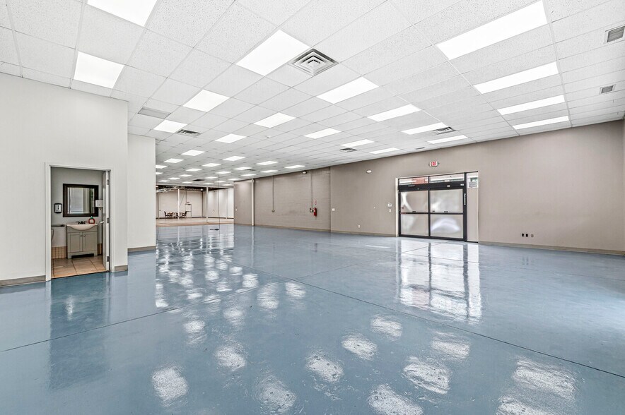 More Photos Of 1340 N Illinois St, Indianapolis Showroom For Lease