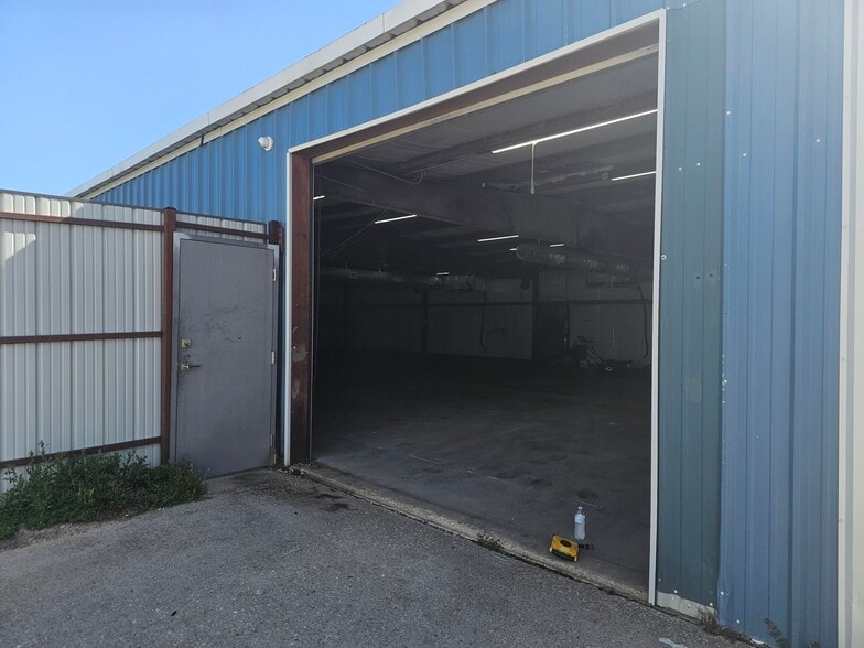 More Photos Of 1006 Magnolia St, Mansfield Warehouse For Lease