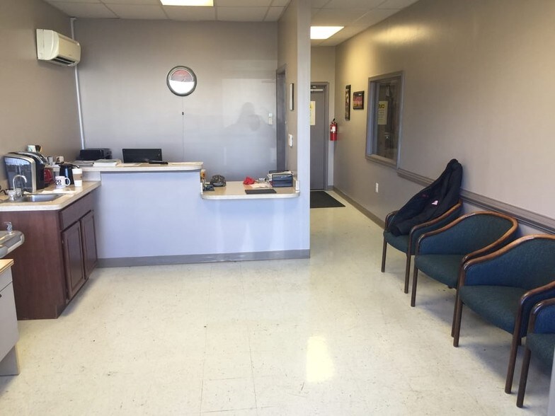 More Photos Of 12 Commerce Pky, Fredericksburg Flex For Lease