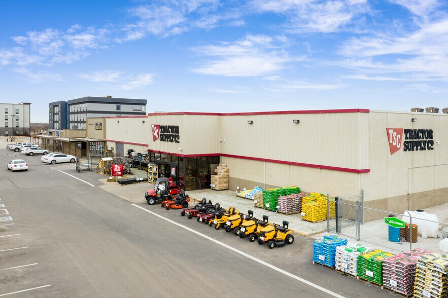 More Photos Of 1504 SW 27th St, El Reno General Retail For Lease