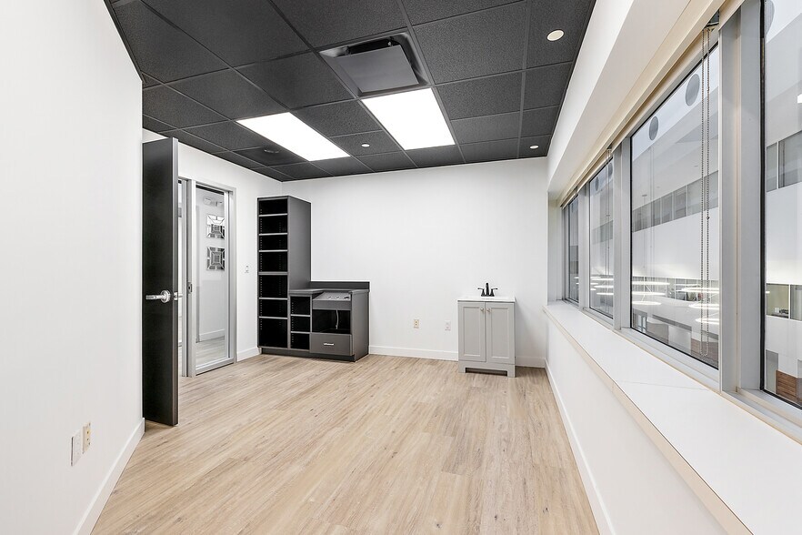 More Photos Of 801-803 W Big Beaver Rd, Troy Office For Lease