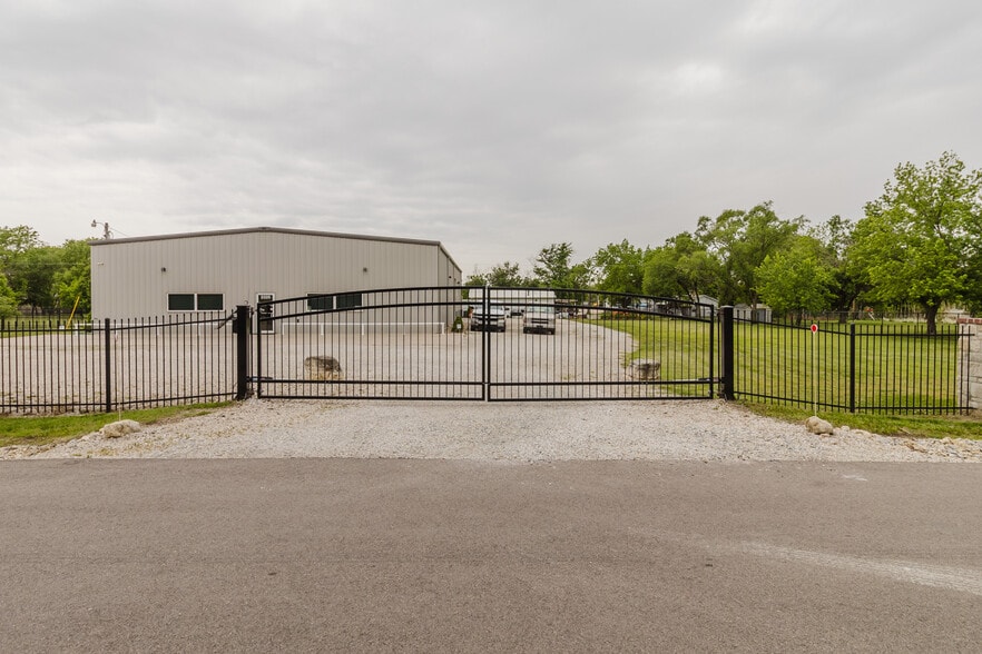 More Photos Of 2325 S Crest St, Wichita Warehouse For Sale
