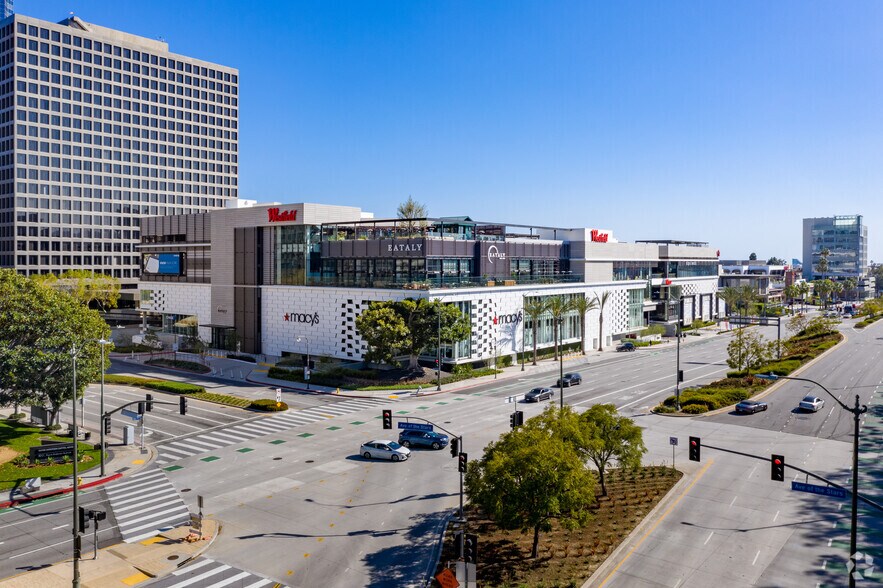 More Photos Of 10250 Santa Monica Blvd, Los Angeles General Retail For Lease