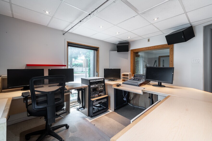 More Photos Of 2830 Boul Saint-Martin E, Laval Office For Lease