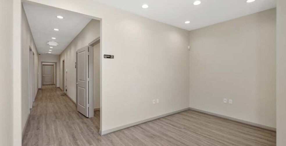 More Photos Of 806 Gladstell St, Conroe Industrial For Lease