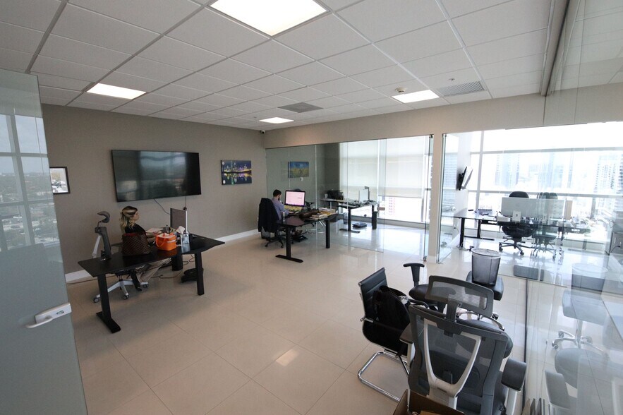 More Photos Of 175 SW 7th St, Miami Medical For Sale