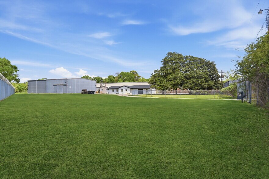 More Photos Of 13026 Rosecrest Dr, Houston Office For Lease