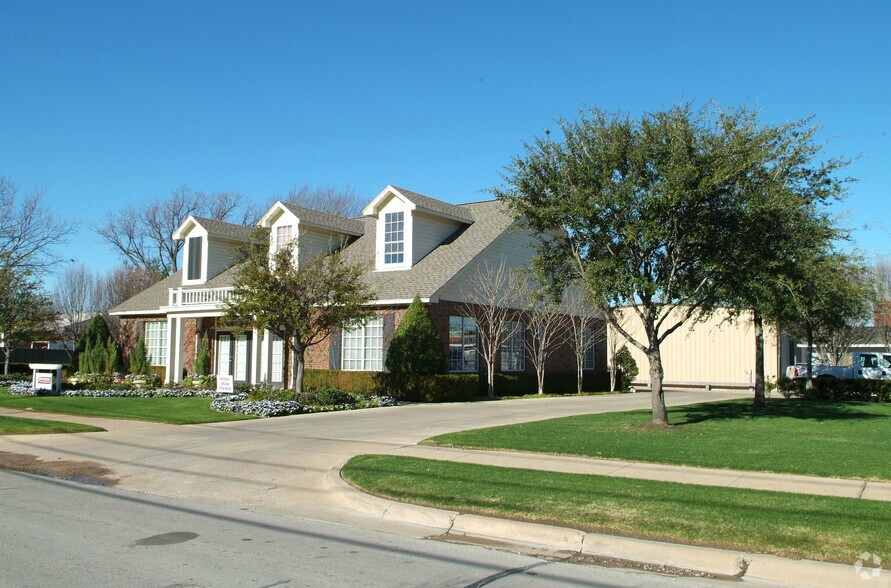 More Photos Of 2607 Manor Way, Dallas Office For Lease