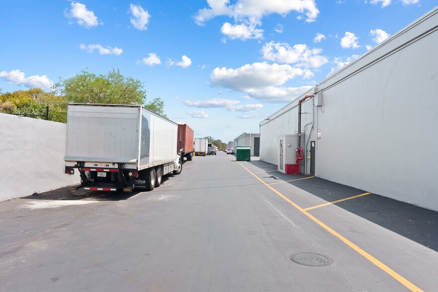 More Photos Of 3501-3531 NW 19th St, Fort Lauderdale Unknown For Lease