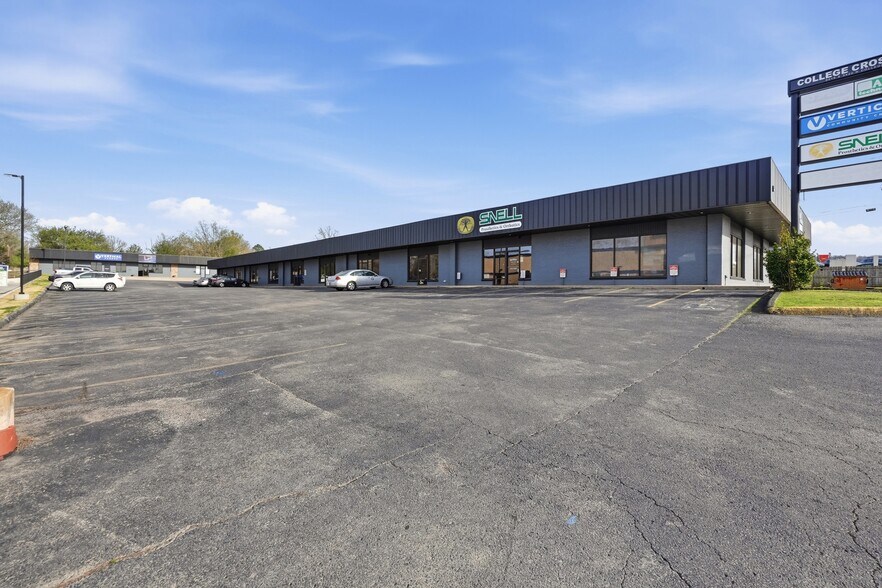 More Photos Of 3416-3422 N College Ave, Fayetteville Unknown For Lease