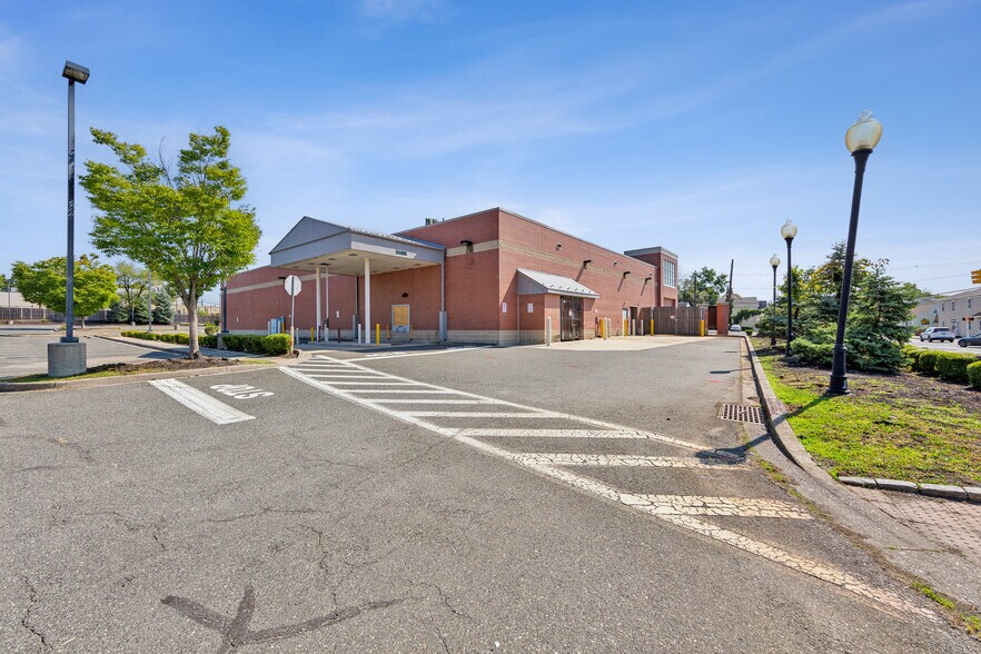 More Photos Of 343 S Broad St, Woodbury Drugstore For Lease