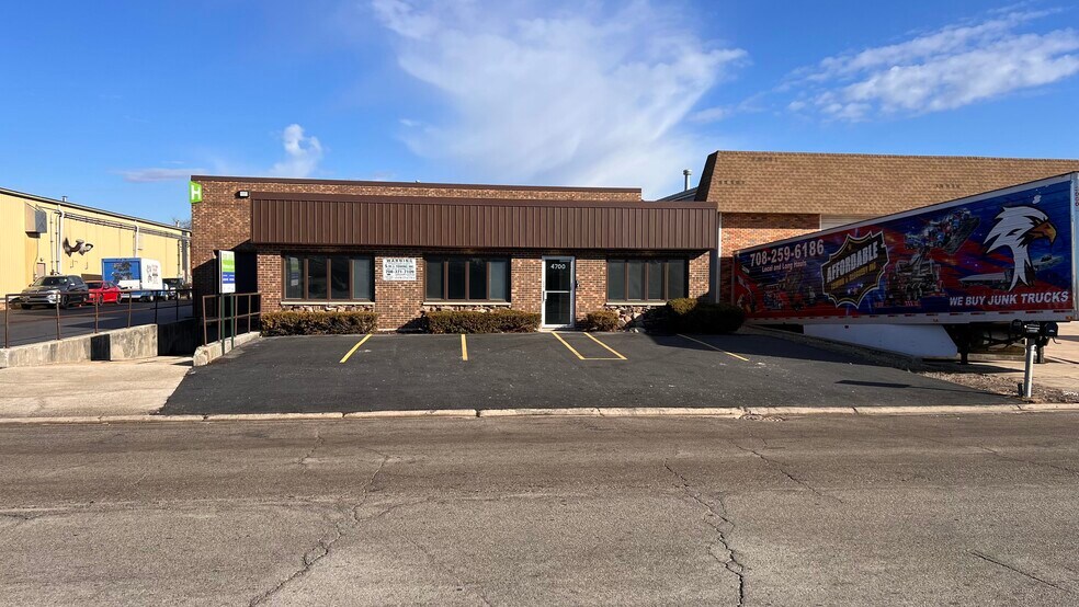 More Photos Of 4700 W 137th St, Crestwood Warehouse For Lease