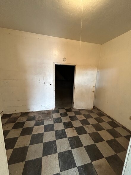 More Photos Of 227 Commission St, Salinas Showroom For Sale