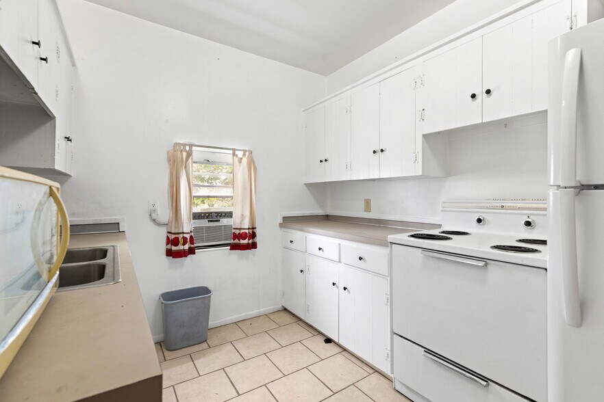 More Photos Of 805 N Magnolia Ave, Luling Flex For Sale