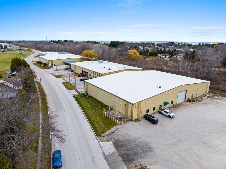 More Photos Of 815-925 E Albert Dr, Manitowoc Warehouse For Lease