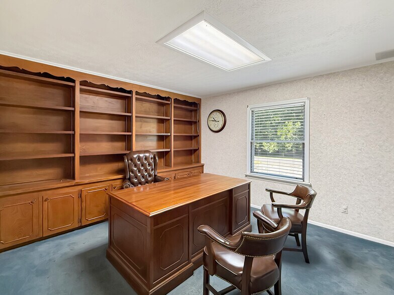 More Photos Of 420 Durant St, South Hill Office For Sale