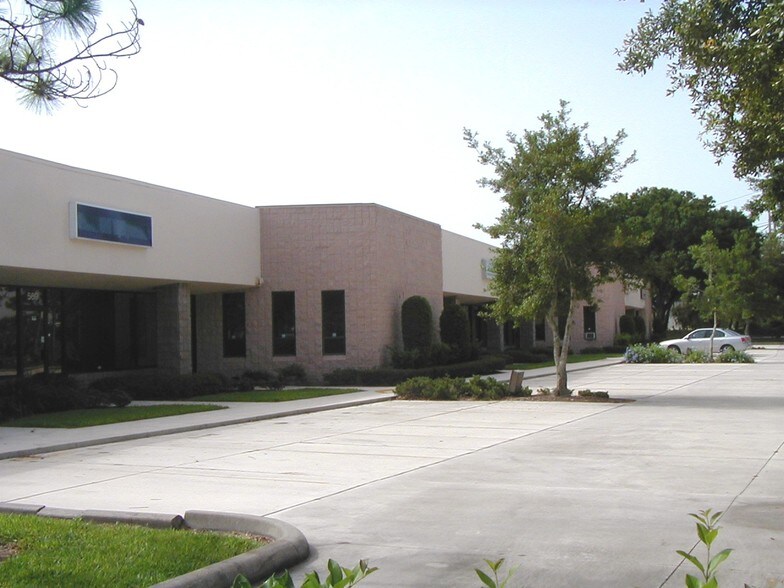 More Photos Of 567-585 Interstate Blvd, Sarasota Showroom For Lease