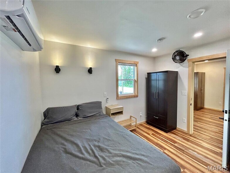 More Photos Of 306 E Franklin St, Salem Flex For Sale