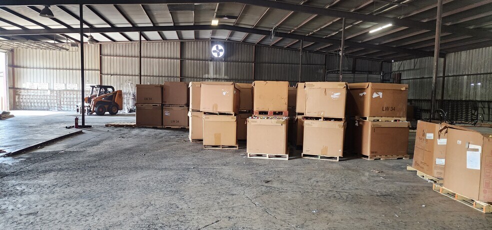 More Photos Of 304 W Sunset St, Fordland Manufacturing For Sale